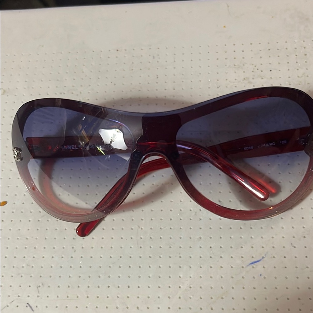 CHANEL Red Oversized Sunglasses with Gradient Lenses